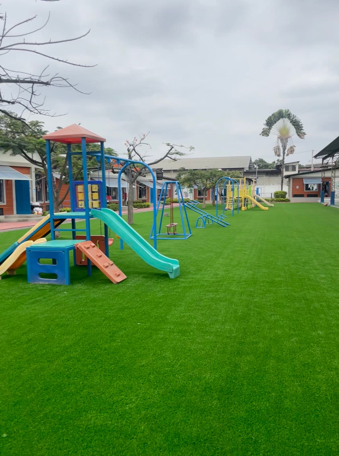 Área de juegos cubierta con césped sintético ornamental ATLOS