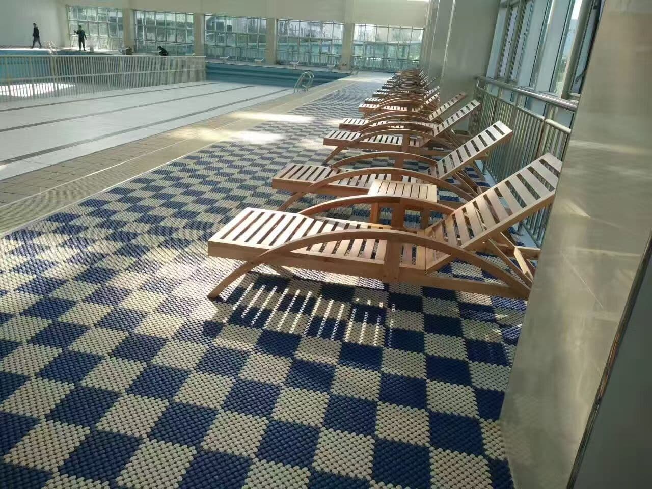 Diseño de cuadros con piso modular antideslizante junto a una piscina