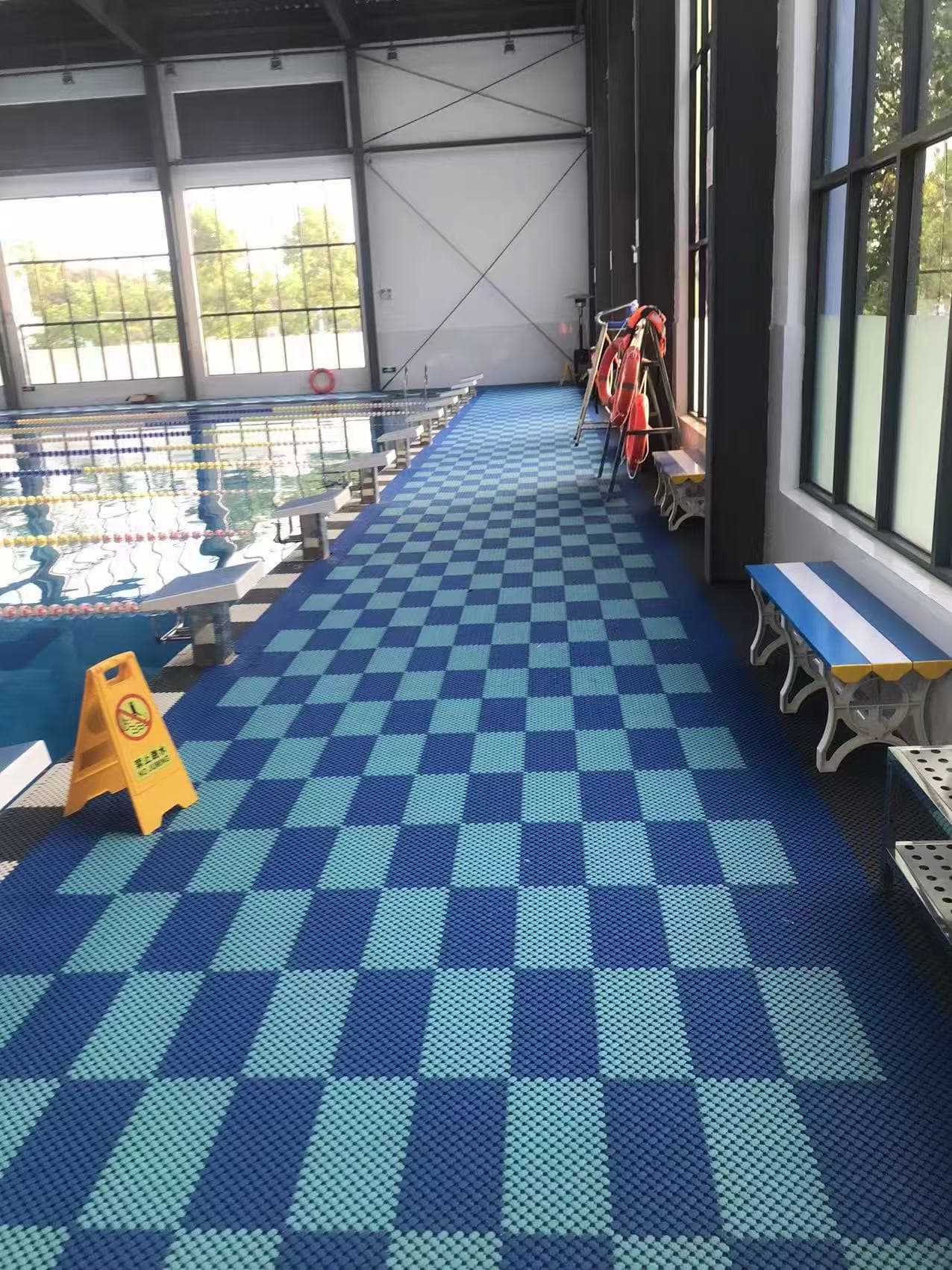 Piso drenante modular con diseño de cuadros en una piscina cubierta