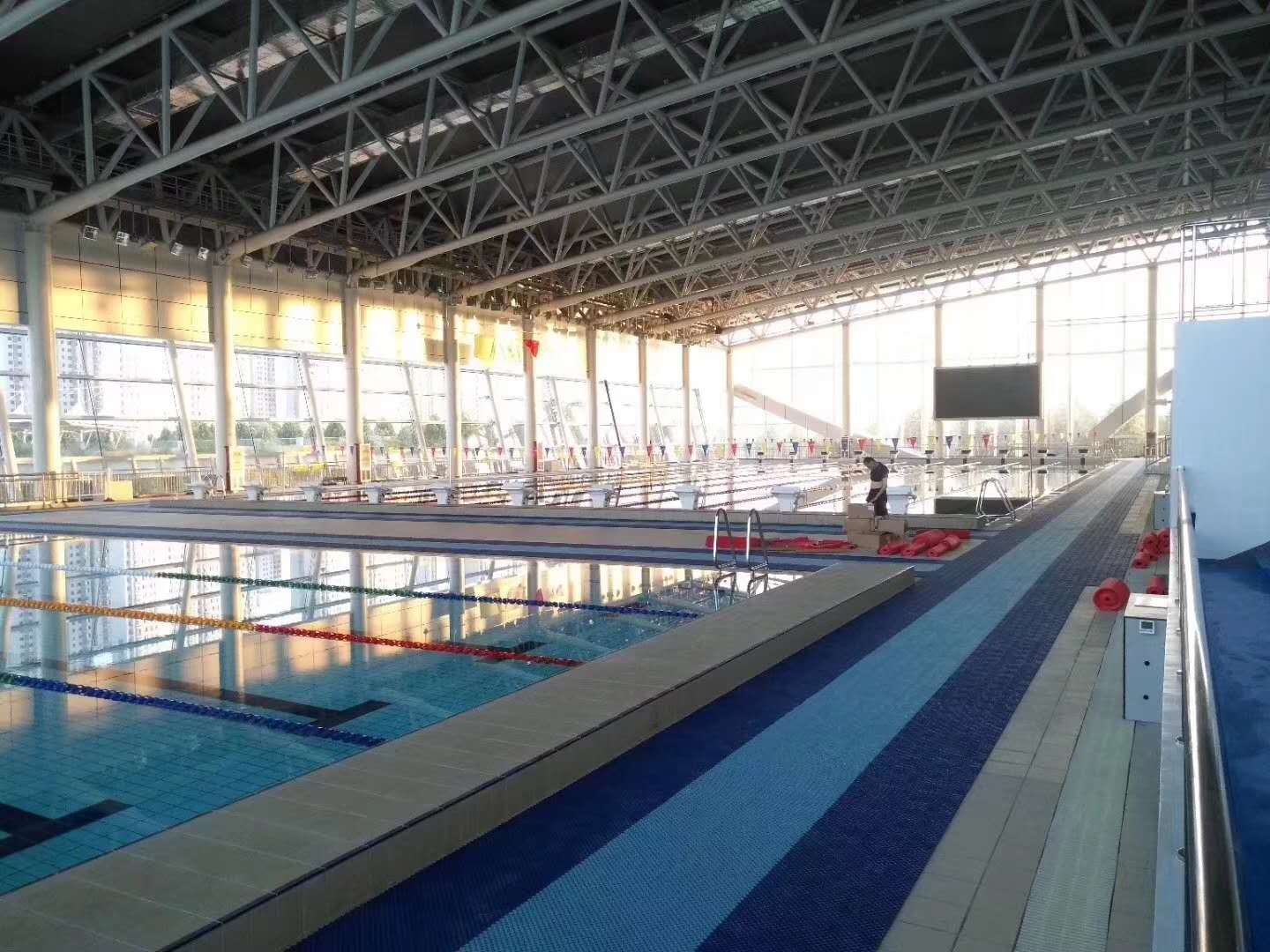 Perímetro de piscina con piso modular drenante azul