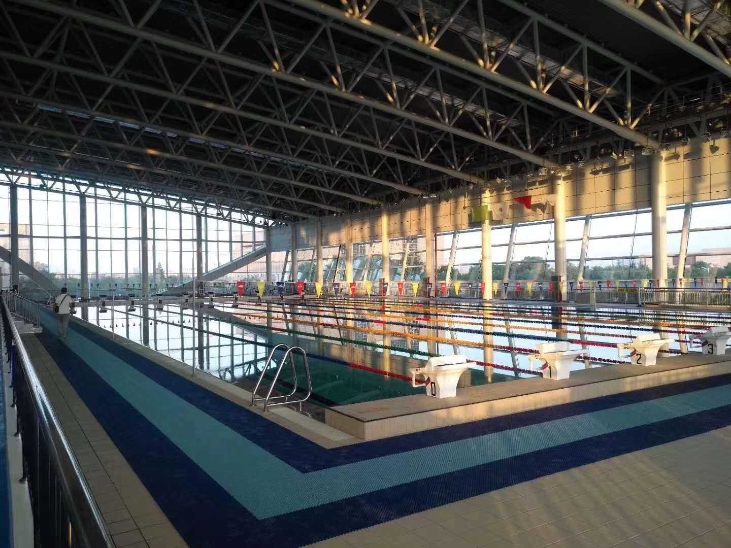 Piso drenante antideslizante en el perímetro de una piscina