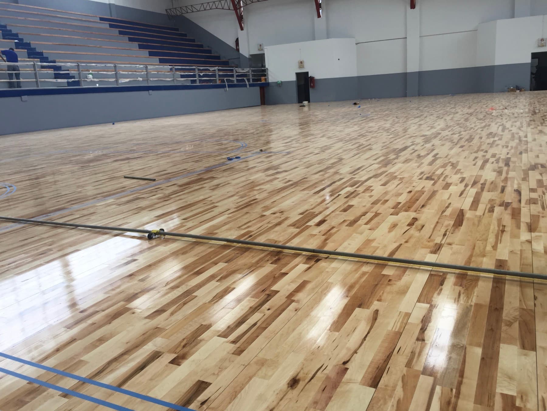 Piso de madera deportiva ATLOS instalado en un coliseo