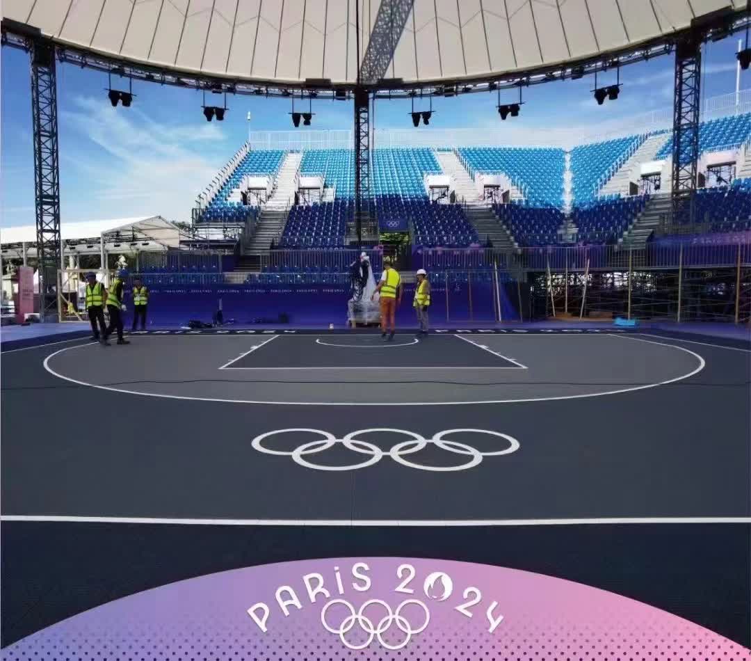 Cancha olímpica de baloncesto 3x3 en París 2024 con los anillos olímpicos