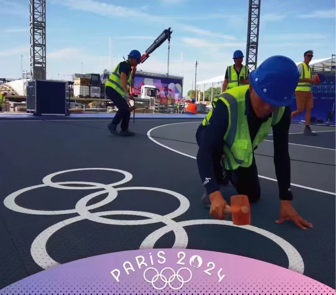 Instalación del piso modular de la cancha 3x3 en los Juegos Olímpicos de París 2024