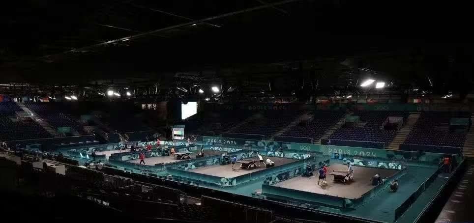 Zona de tenis de mesa de los Juegos Olímpicos París 2024 sobre piso deportivo