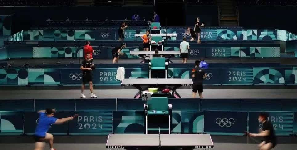 Área de tenis de mesa de los Juegos Olímpicos París 2024 sobre piso deportivo del proveedor oficial