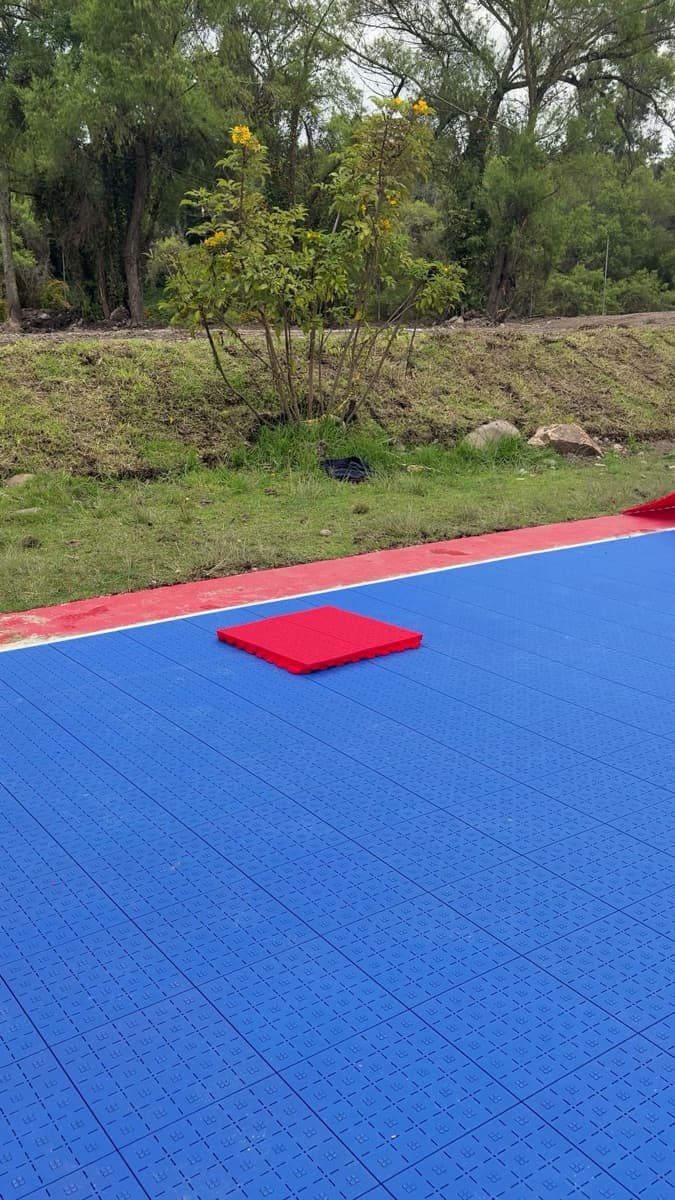Cancha modular azul y roja instalada por ATLOS en American School