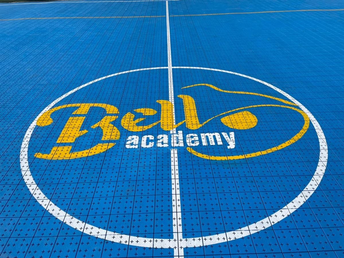 Cancha con logo Bell Academy en piso modular ATLOS