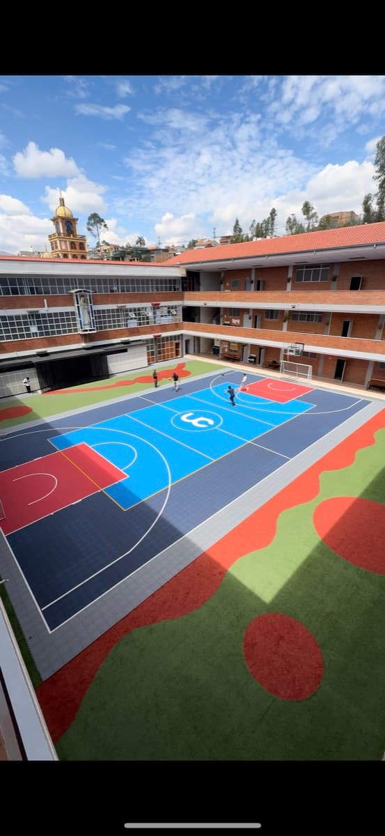 Cancha multicolor ATLOS en la Universidad Católica de Cuenca