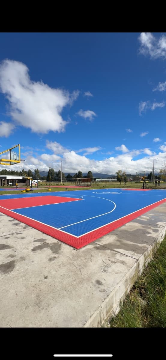 Cancha deportiva roja y azul ATLOS en el COMIL