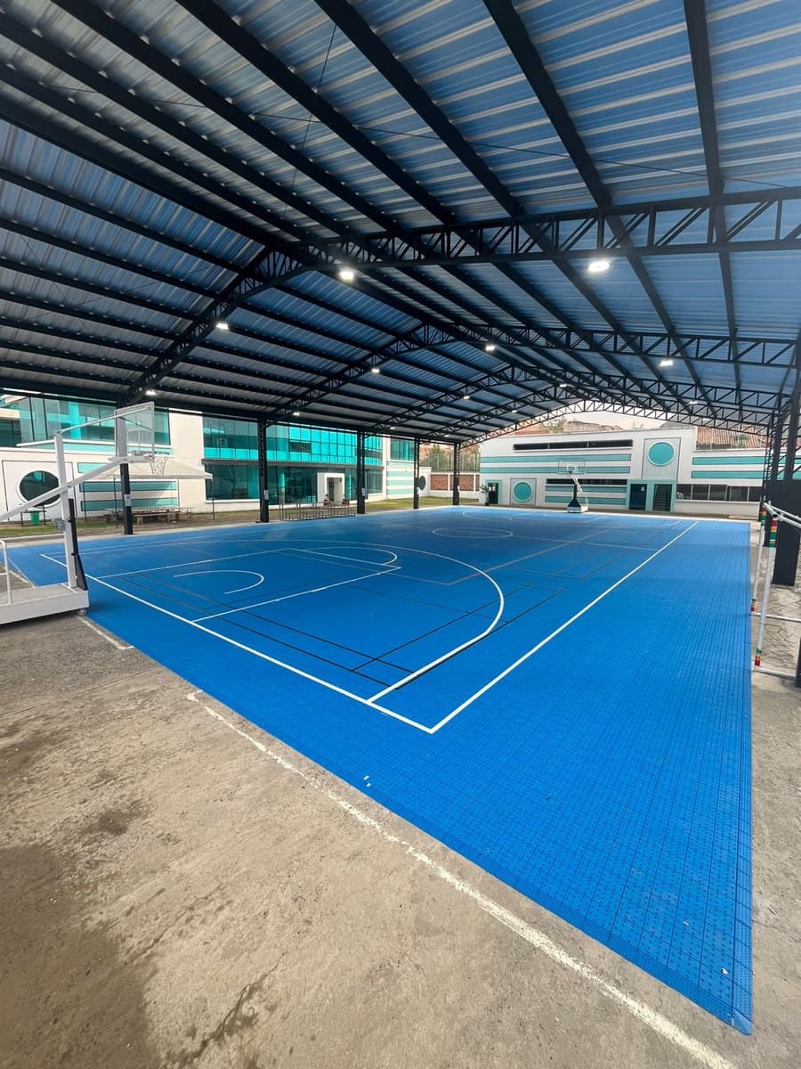 Cancha techada instalada por ATLOS en la Alianza Francesa