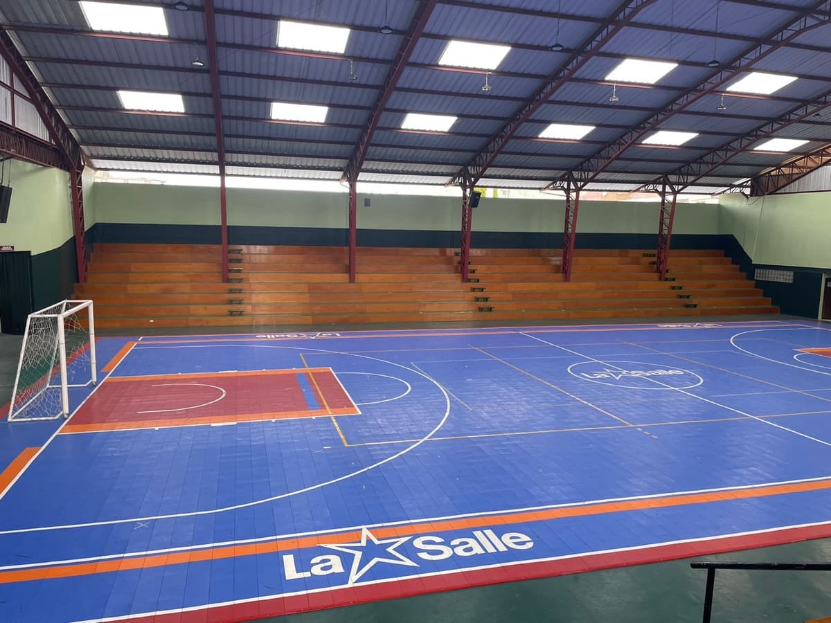 Coliseo deportivo con piso modular ATLOS (La Salle)