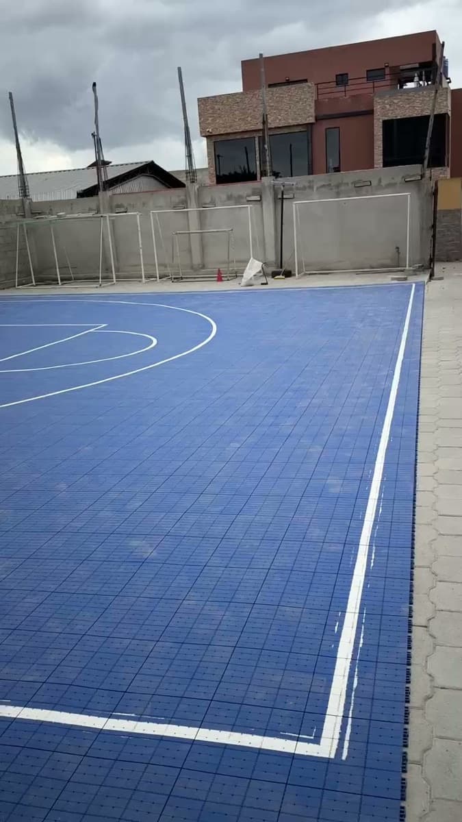 Cancha de futsal modular azul instalada por ATLOS en Guayaquil