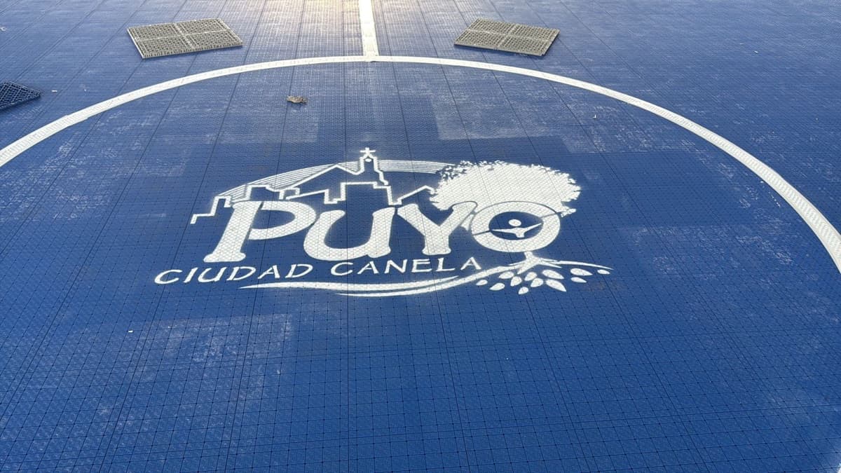 Cancha con logo de Puyo Ciudad Canela en piso modular ATLOS