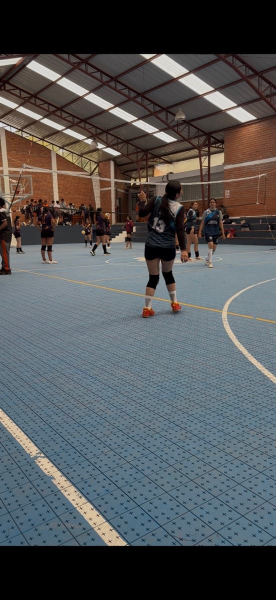 Cancha de vóley en uso en la Unidad Educativa Santana