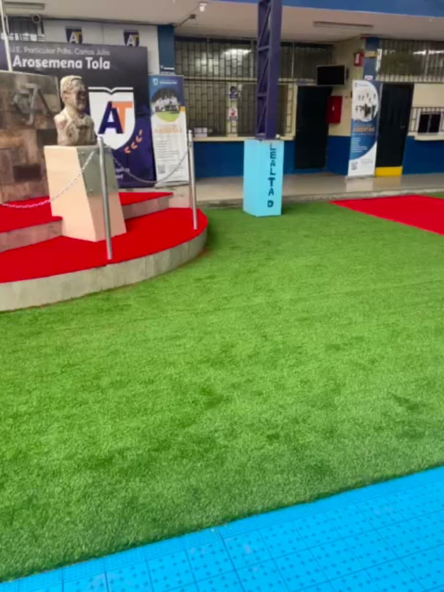 Césped sintético y piso modular ATLOS en instalaciones de Tránsito, Guayaquil