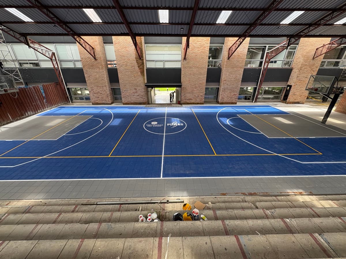 Cancha modular instalada por ATLOS en la Universidad del Azuay