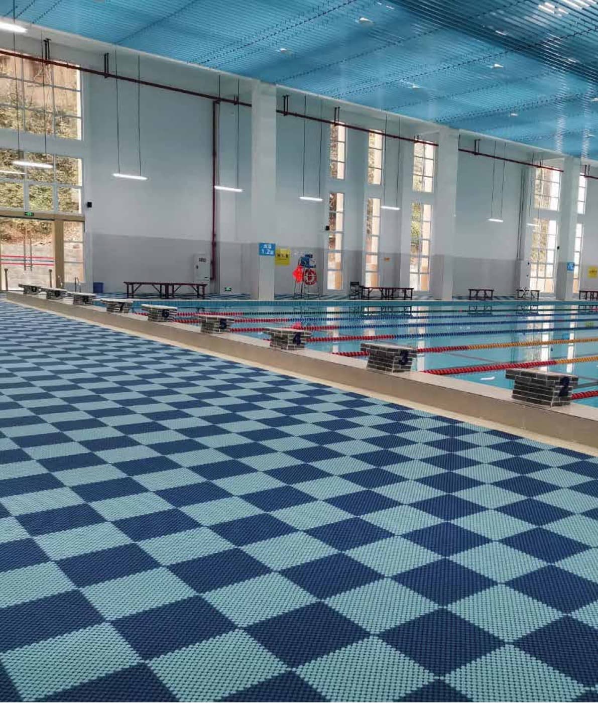 Tapete drenante ATLOS en el perímetro de una piscina